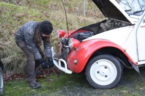 Cranking 2CV starting handle