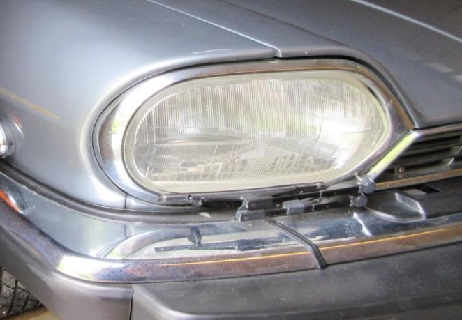 Jaguar's XJ-S used a pantograph headlamp wiper. OOOOH!